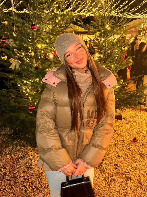 Amina, 19